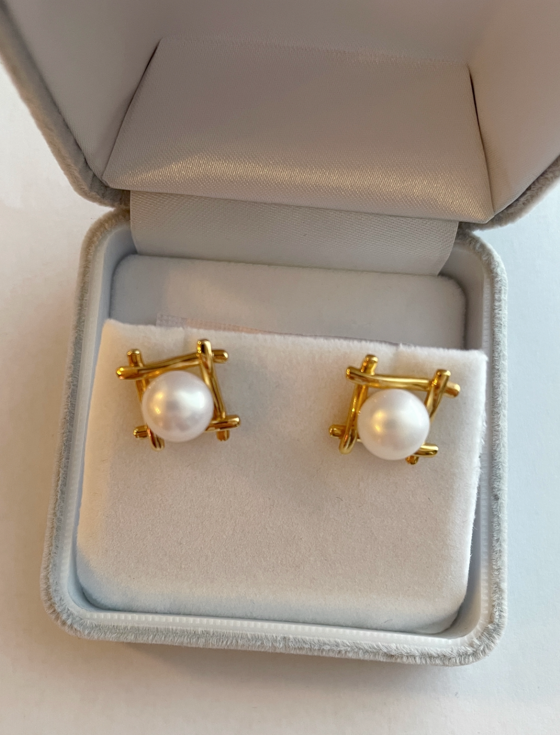 Genuine 18k gold with Freshwater earring