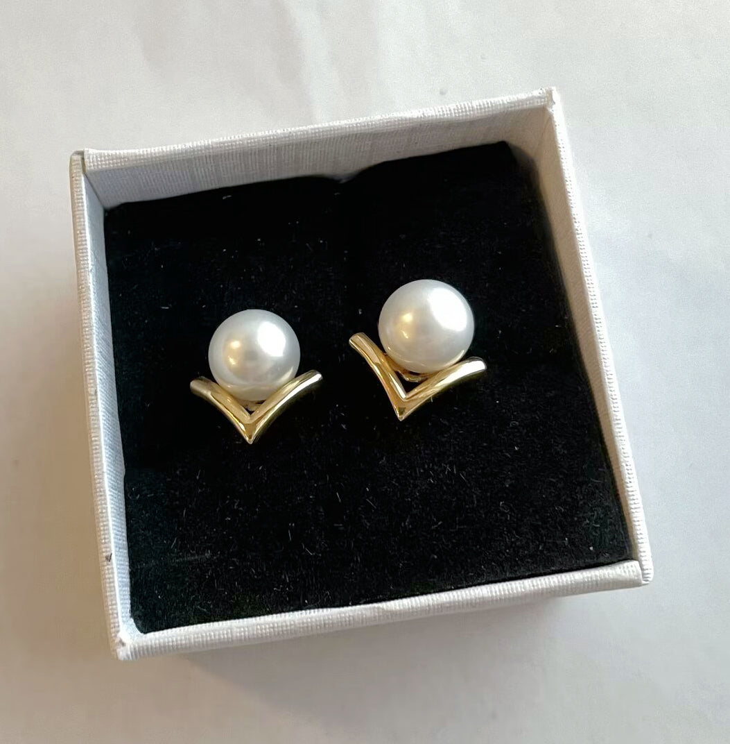 Genuine 18k gold with freshwater pearl earring