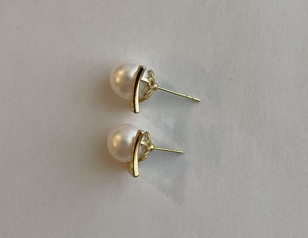 Genuine 18k gold with freshwater pearl earring