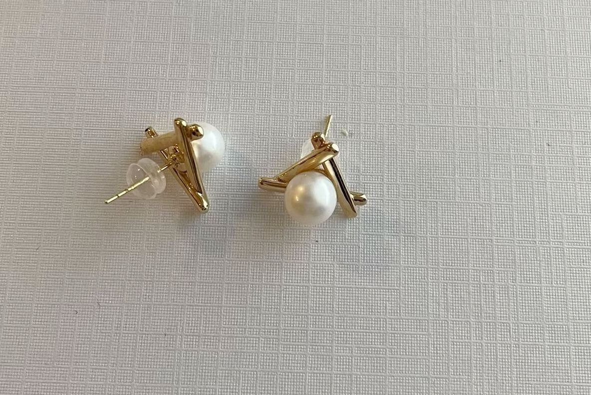 Genuine 18k gold with freshwater pearl earring