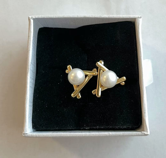 Genuine 18k gold with freshwater pearl earring